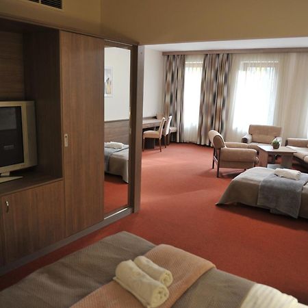 Hotel Harom Gunar Кечкемет Экстерьер фото