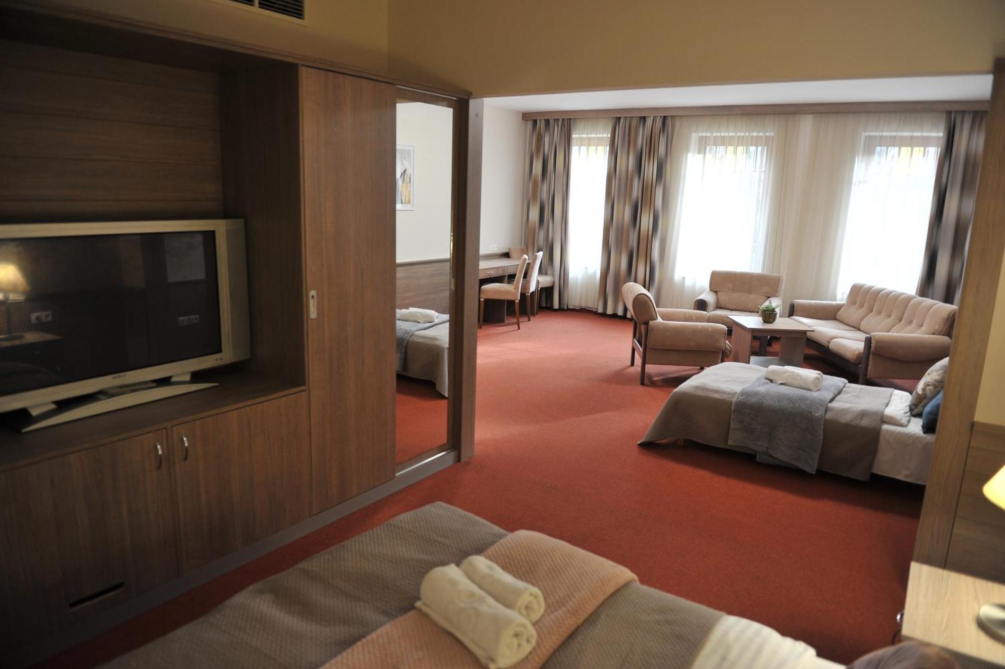 Hotel Harom Gunar Кечкемет Экстерьер фото