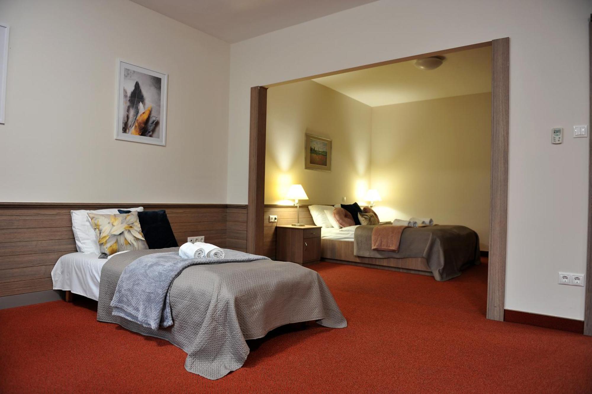 Hotel Harom Gunar Кечкемет Экстерьер фото