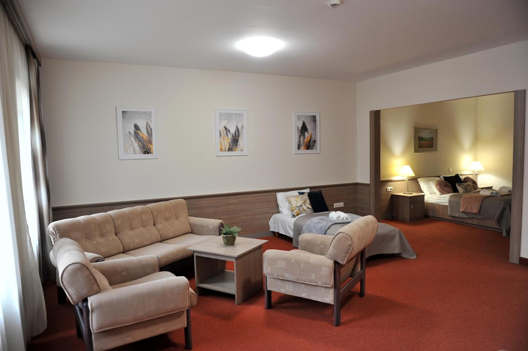 Hotel Harom Gunar Кечкемет Экстерьер фото